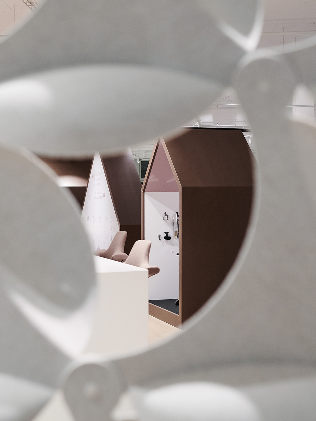 Mint Archi­tec­tu­re Pro­jects Work Edu­ca­ti­on Flokk Show­room Holzhae­u­ser Nor­dic Design Hochformat